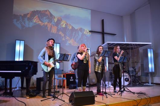 Kuva Lauantai-illan tilaisuudessa soitti Tursojen oma bändi Kuva Kuvaelma nykyaikaisena versiona siitä, kun Jeesus kysyy Pietarilta, rakastaako tämä häntä Ennen sunnuntain partiokirkkoa jaettiin