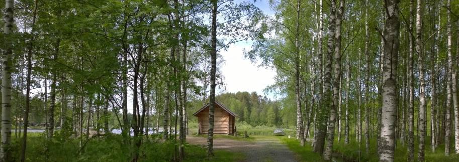 Ahjopolun päähän sijoittuvalla alueella sijaitsee omakotitalo piharakennuksineen.