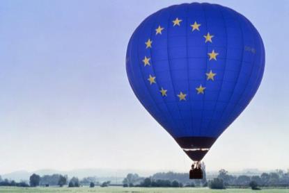 Euroopan talousyhteisö Näiden kuuden maan yhteistyö sujui niin hyvin, että ne päättivät mennä askelta pidemmälle ja perustaa Euroopan talousyhteisön (ETY).