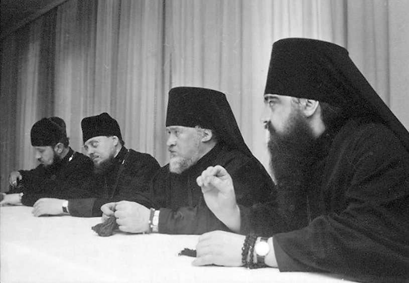 Oikealta piispa Filaret, piispa Mihail,