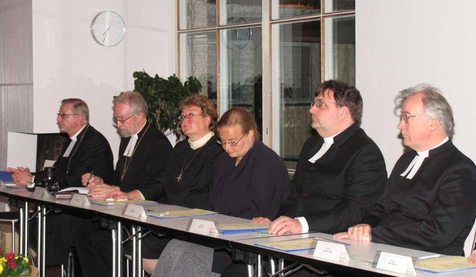 Piispa Voitto Huotari, piispa Juha Pihkala, pastori Irja Askola,