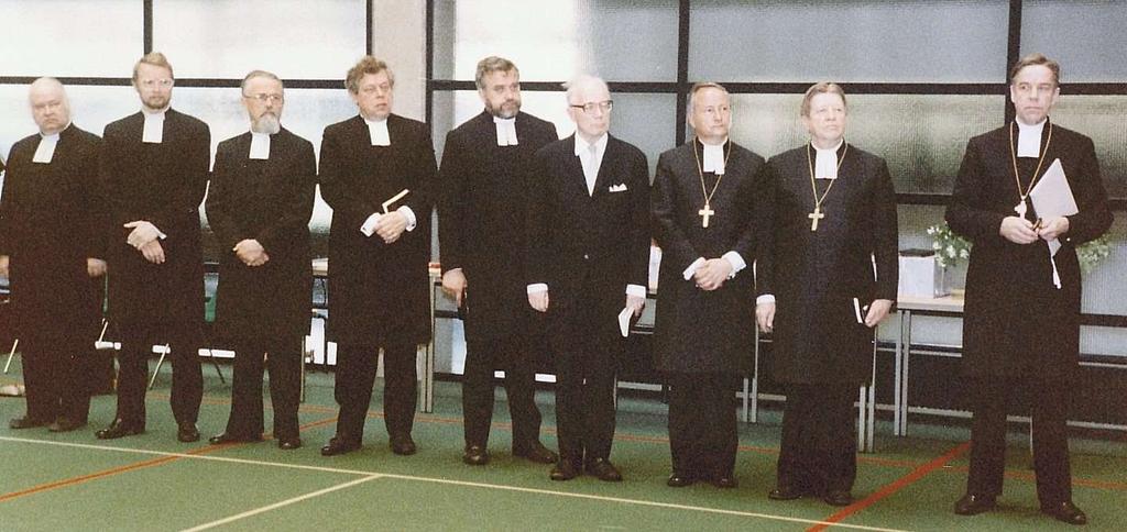 Suomalaisvaltuuskuntaa: arkkipiispa Mikko Juva (oik.), piispat Aimo T.