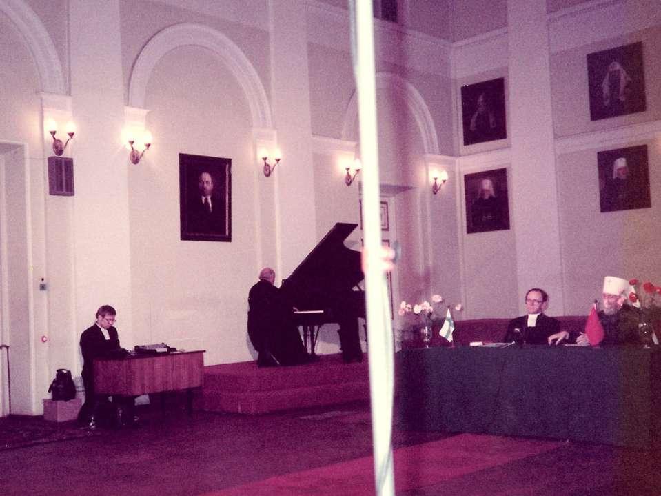 Arkkipiispa Mihail musisoi