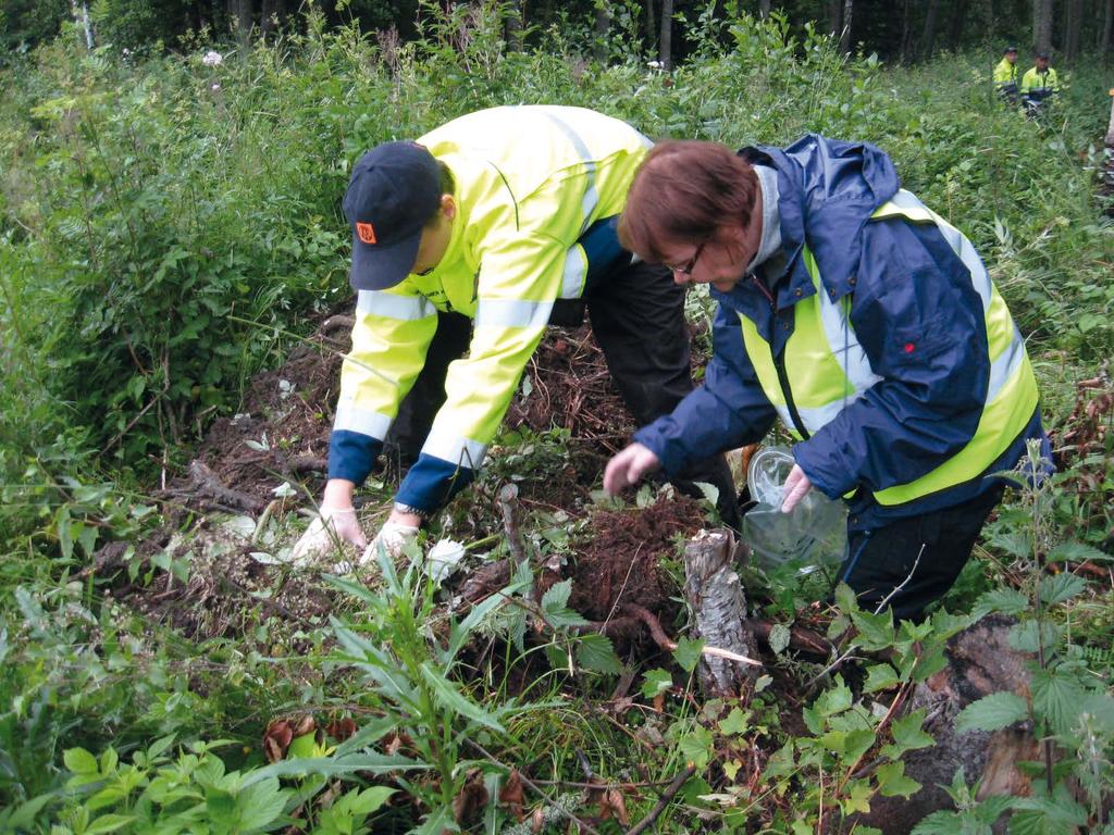Biosfääritutkimuksiin liittyvää maaperänäytteiden keräystä Olkiluodossa.