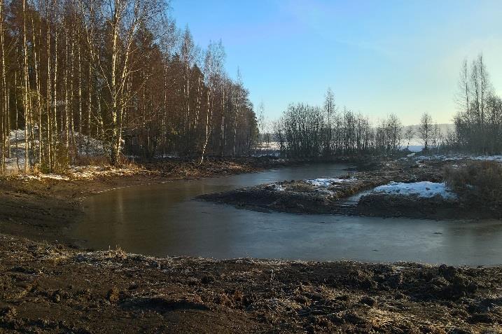 Kosteikkoon ohjattiin peltovedet, jotka ennen laskivat ojia pitkin Hiidenveteen. Kosteikon valuma-alue on 47 hehtaaria, josta peltoa on 21 hehtaaria eli 45 % (kuva 3).