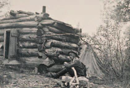 Max Peronius Mikkolan kämpän edessä Laaniojalla mahdollisesti 1931. maamme malmitutkimuksiin. Näistä on jäljelle kymmenkunta kaivoskuilua.
