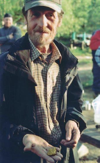 Löytäjä Raimo Kanamäki (oikealla).