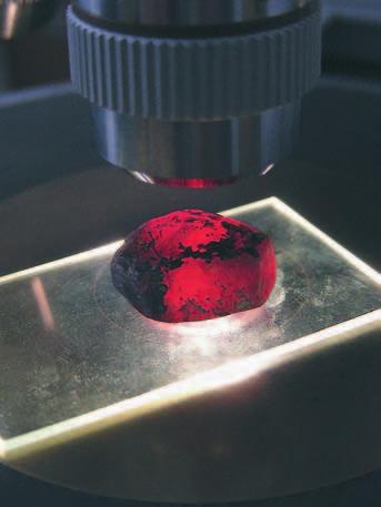 Polarisaatiomikroskoopin voimakkaassa läpikulkevassa valossa Miessin rubiini loistaa kuin punahehkuinen metalli. Ilmiö aiheutuu näkyvän valon herättämästä fluoresenssista.