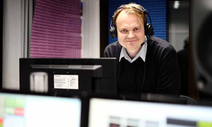 Pääsihteeri Jussi Miettinen Radio Patmoksen studiolla liveäänittämässä
