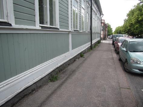 Kadun puolella katon sadevedet ohjataan kadun pinnoille ja sisäpihan puolella sadevesijärjestelmään.