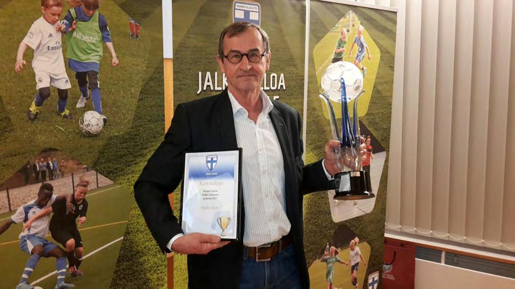 Ensimmäistä kertaa myönnetty piirin Vuoden Seura Heikki Grönlund palkinto luovutettiin syyskokouksessa Pallo-Iiroille.