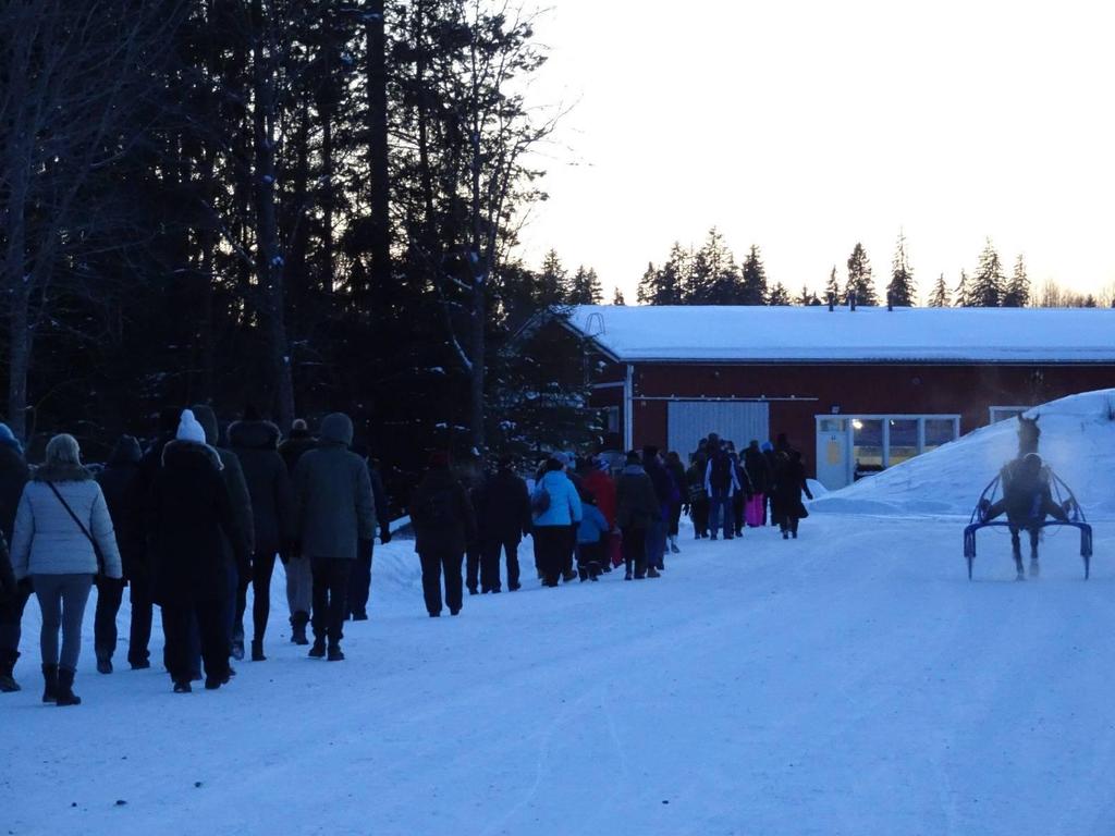 ajetaan reipasta hölkkää. Ajon jälkeen hevoset pestään ja laitetaan karsinoihin kuivumaan ja syömään.