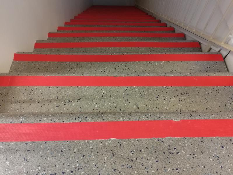 Sähköteippi on paras vaihtoehto, sillä teippi on helppo irrottaa testaustilanteen jälkeen ja sitä löytyy sekä sinisenä,