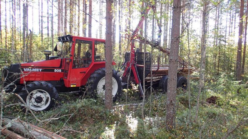 8 3.2 PEURALUOMA Peuraluoman kunnostusalueen pituus on 750 metriä ja sen kunnostustyö aloitettiin 12.9 ja työ päättyi 22.9. Työtä tehtiin 2-3 hengen työryhmällä 9 päivänä.