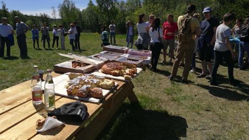Juhlan jälkeen tutustuimme vielä Kala-Rannan kalanviljelylaitoksen halleihin, joissa kalanpoikaset kasvatetaan ja