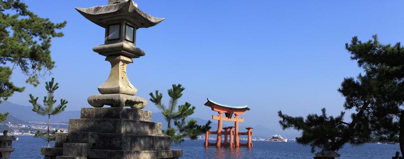 maisemat Fujille. Matka jatkuu Hakoneen. Edo-kaudella (n. 1600 1860) kaupungissa sijaitsi yksi Tokioon johtavien pääteiden tarkastuspisteistä, ja kaupungin merkitys Japanin historiassa näkyy hyvin mm.