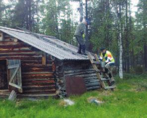 Me teimme sen! Ennen Ritakoskelta lähtöä ehdittiin vielä yhteiskuvaan. Työntäyteisten päivien jälkeen varattiin aikaa myös telttasaunan lämmittämiseen.