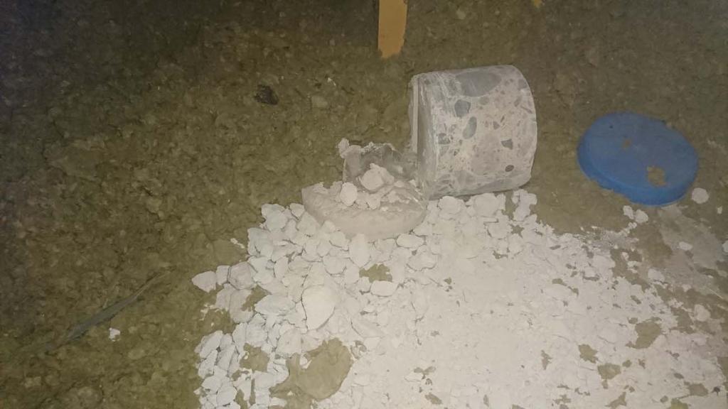 Yläpohjan vanha kevytbetonieriste löytyi betonilaattojen välistä.