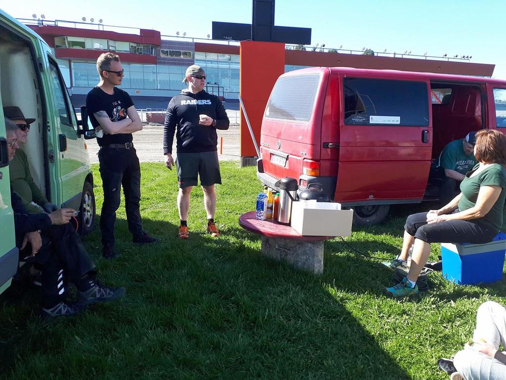 Evästauolla Mikko, Heikki, Hannu, Riitta. Autossa Vesa ja Jouni. Lähtökoppiin uusi lattia. Helatorstai 10.5. Lana-auto toimii ja rata on nyt hyvällä mallilla, iloitsi Jaana.