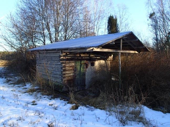 Rakennuskanta koostuu 1960-luvulla rakennetusta asuinrakennuksesta, 1970-luvulla rakennetusta talousrakennuksesta ja 1940-luvulla rakennetusta suulista.