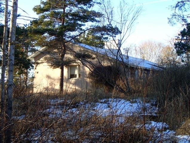 Pihalan päärakennus on 1800- luvun puolivälistä ja pihapiirissä on muitakin 1800-1900- luvun vaihteen rakennuksia.