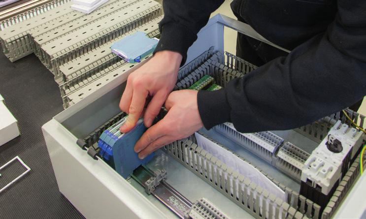 Räätälöidyt ratkaisut valmistuspalvelustamme Malux Finland Oy:n valmistuspalvelu on erikoistunut sähköautomaation liitäntäkotelo- ja ohjauskytkinratkaisuihin sekä komponenttitoimituksiin.