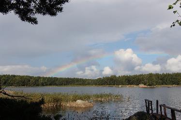 Aloittelin illalla jo lautojen laittoa venekatoksen seiniin, ettei katos romahda ensi talven aikana. La 5.9.