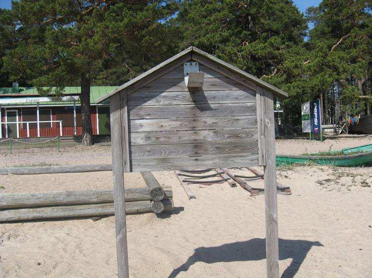 Pukusuojat (8-10 kpl) Vesikaruselli Lentopallokenttä Leikkipaikka Ponttonilautta Kioski 2.2.2 Rannan riskitekijät Rannan merkittävimmät riskitekijät ovat tehdyn riskikartoituksen mukaan (Liite 4.