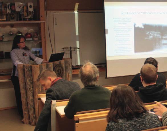 museonjohtaja Heli Heinäaho kertasi itse Härkäselän historiallisen rakennuksen sekä kivi- ja mineraalinäyttelyn vaiheita.