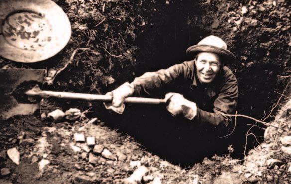 Viljo Mäkipuro kaivauspuuhassa Hukkakurussa, Lemmenjoella 1950-luvulla. Koekuoppa on jo miehen syvyinen.