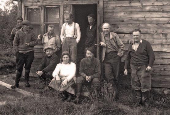 Erkki Koiviston kämpän edustalla Lemmenjoella vuonna 1964. Vas. Niilo Ranttila, Niilo Raumala, Veikko Nevalainen, Heikki Halminen, Heikki Pihlajamäki, 2. oik. Viljo Mäkipuro, oik. Aulis Kajanto.