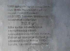 Eevert Kiviniemen kullan löytöpaikan muistolaatta paljastettiin marraskuun alussa Inarin Huuhkajasta kotoisin oleva Eevert Kiviniemi löysi syyskuussa 1935 Luton