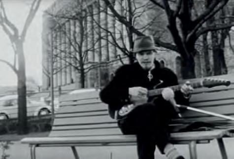 Numminen met Ik en mijn bruid in het Parlamentspark, een lied uit 1966 dat enige tijd werd verboden in de publieke omroep omdat het de spot dreef met het parlament en een te positief boodschap over