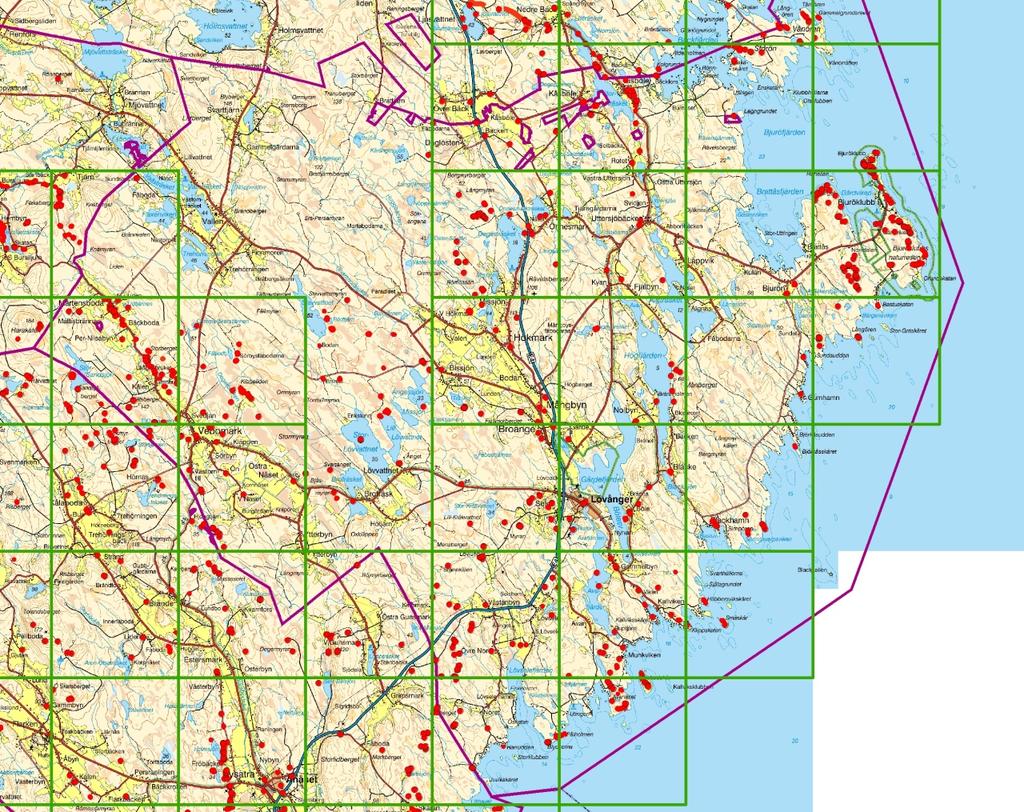 8 merkinnät). Vihreä ruutuverkosto osoittaa alueet, joilla muinaismuistot inventoitiin vuosina 1980 2001. Kuva3. Lövångerin pitäjän kartta.