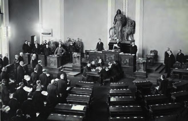 Kuva Gunnar Lönnqvist / Museovirasto. artikkelit Tammikuun 12. päivänä 1918 eduskunta korkeimpana päättävänä elimenä antoi hallitukselle valtuudet lujan järjestysvallan luomiseen.
