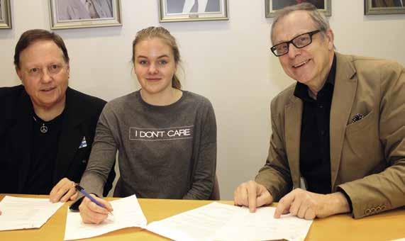 Hymyt olivat herkässä, kun Nea-Amanda Heinola ja toimitusjohtaja Jukka Hako (oik.) allekirjoittivat yhteistyösopimuksen. Tyytyväinen oli myös valmentaja Esa Sievinen.