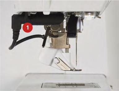 BERNINA BSR-tikkausjalka (lisätarvike) > Yhdistä BSR-jalan kaapeli sille tarkoitettuun liitäntään (1). Työnnä BSR-jalan pistoke suoraan ylöspäin. > Kytke virta koneeseen.