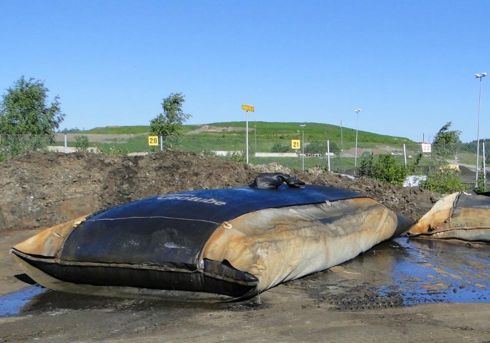 Nestemäisten jätteiden käsittely Kujalan OILI-asemalla geotuubimenetelmällä (esimerkki 3/3) Menetelmä käyttöön 2007, ensimmäisenä Suomessa Sadevesikaivolietteet Rasvanerotuskaivolietteet