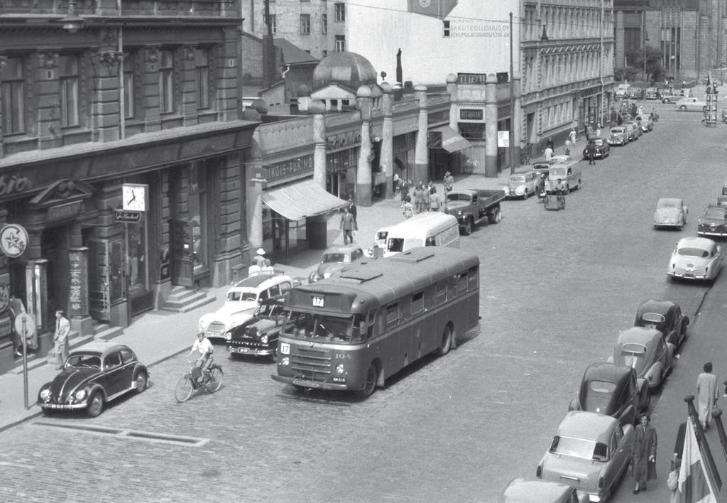 Kimmo Nylander ja Pertti Leinomäki Helsingin linja 17 Bussilinja 17 ehti toimia lähes 60 vuotta. Alun perin Rautatientorilta Alppiharjuun ajettu reitti kulki myöhemmin Ullanlinnasta Itä-Pasilaan.