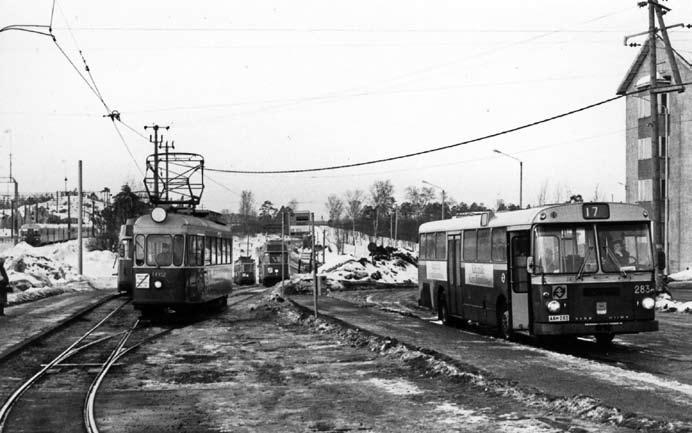 Pasilan aseman luona ollut raitiolinjan 2 ja bussilinjan 17 päätepysäkki 8.3.1977. Oikealla HKL 283 Sisu BT-69CR/Wiima. Kuva Arto Hellman. jalle 17.