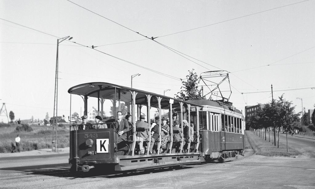 Daniel Federley Avoperävaunun paluu Kesätunnelmaa Mäkelänkadulla.