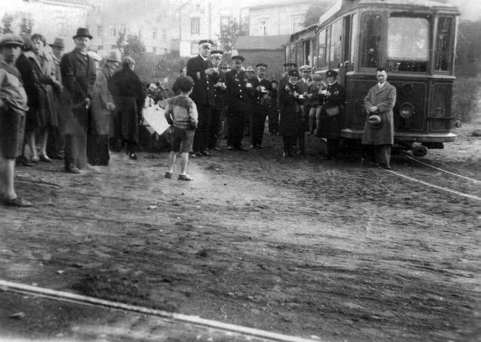 aikana siten, että liikenne saatettiin aloittaa 9.9.1928. Pasilan radasta ei tullut kovin pitkää, sillä jo kuusi vuotta aiemmin, syksyllä 1922, oli otettu käyttöön raitiotie Nordenskiöldinkadulla.