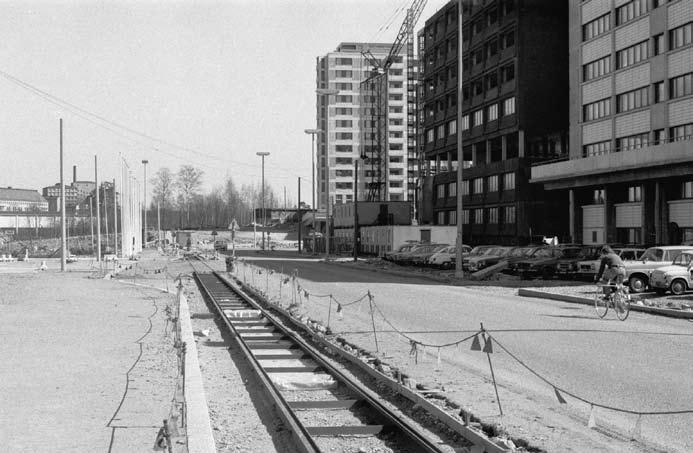 Samoihin aikoihin oli liikennelaitos tehnyt merkittävän periaatepäätöksen: raitiovaunuliikenteestä ei luovuta, vaan sitä kehitetään kantakaupungin pääjoukkoliikennemuotona. Valtuusto päätti 4.3.