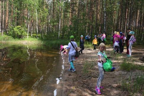 Pidimme satuseikkailun, jossa leiriläiset tutustuivat norppien elämään Saimaalla leikkien itse kuutteja. Lapset näyttivät pitävän seikkailusta kovasti.