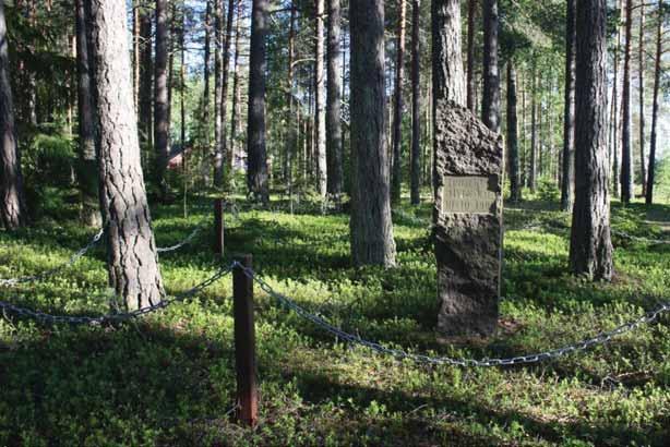 Tuhkanummen kalmistolle on pystytetty muistomerkki. Kuva: Niina Uusi-Seppä Ruumishautatavan rinnalla Köyliössä säilyi rautakaudella käytössä myös polttohautaus.
