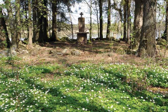 Kirkkokari on edelleen pyhiinvaelluskohde. Kuva: Pentti Pere, Satakunnan Museo. Kirkkokari tunnetaan vanhoissa kartoissa myös nimellä Pyhän Henrikin saari.