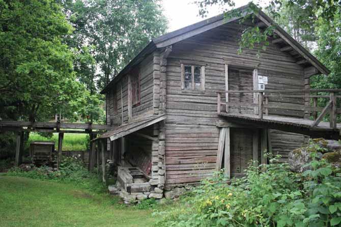 Rakennusperinnön kannalta merkittäviksi rakennussuojelukohteiksi on merkitty vuoden 1987 inventoinnin perusteella Hemmi, Seppä, Pryhti, Myllymaa (asuinrakennus ja mylly) sekä lainamakasiini.