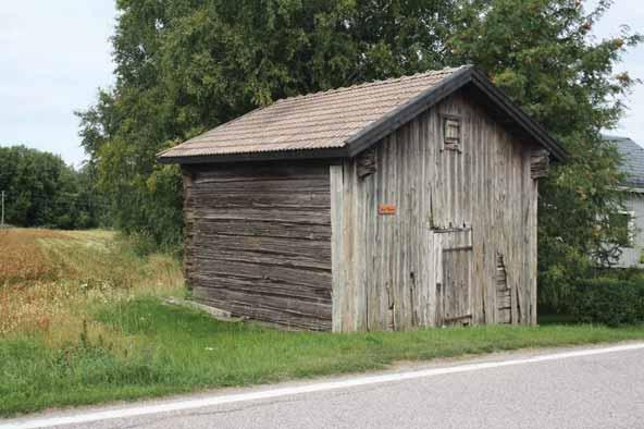 Anttilan talon aitta on maisemallisesti merkittävällä paikalla aivan Pyhän Henrikintien varrella. Se on viimeinen jäljellä oleva muisto 1700-luvulla rakennetusta pihapiiristä.