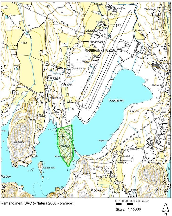 Maarianhaminan lentoaseman lounaispuolella, noin 400 metriä kiitotien päästä sijaitsee Ramsholmen Natura 2000 -alue (FI1400001). Alue on suojeltu EU:n Habitat-direktiivin perusteella.