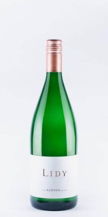 Page 43 of 62 Kerner Feinherb Kerner Feinherb Langhe Bianco Le Jouet Blanc Tuoksu ja maku: Vaaleankeltainen väri. Tuoksu on raikas ja aromaattinen ja siitä erottuu sitrushedelmien aromeja.